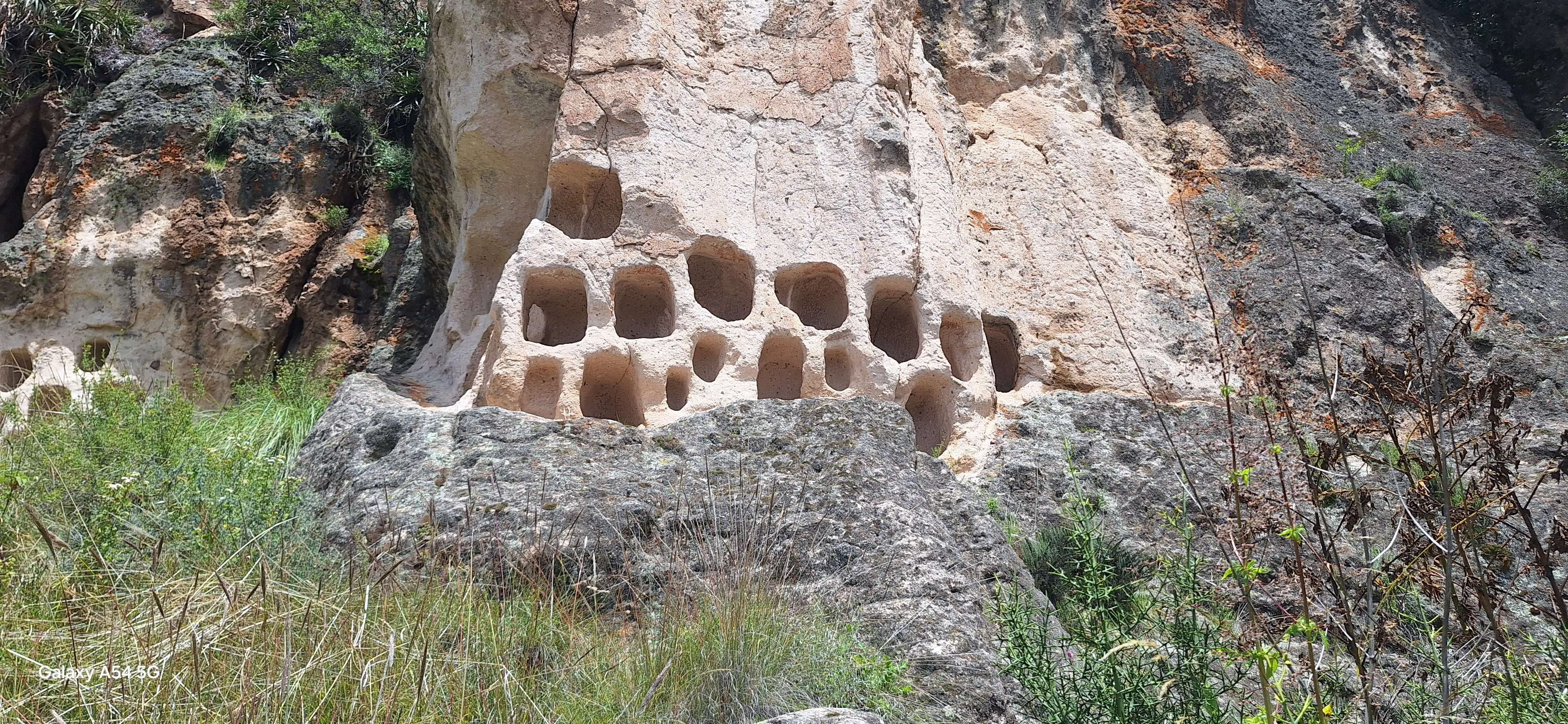 Estado actual del Complejo Arqueológico de Allpas con vegetación creciendo entre los nichos y ausencia de señalética o infraestructura turística