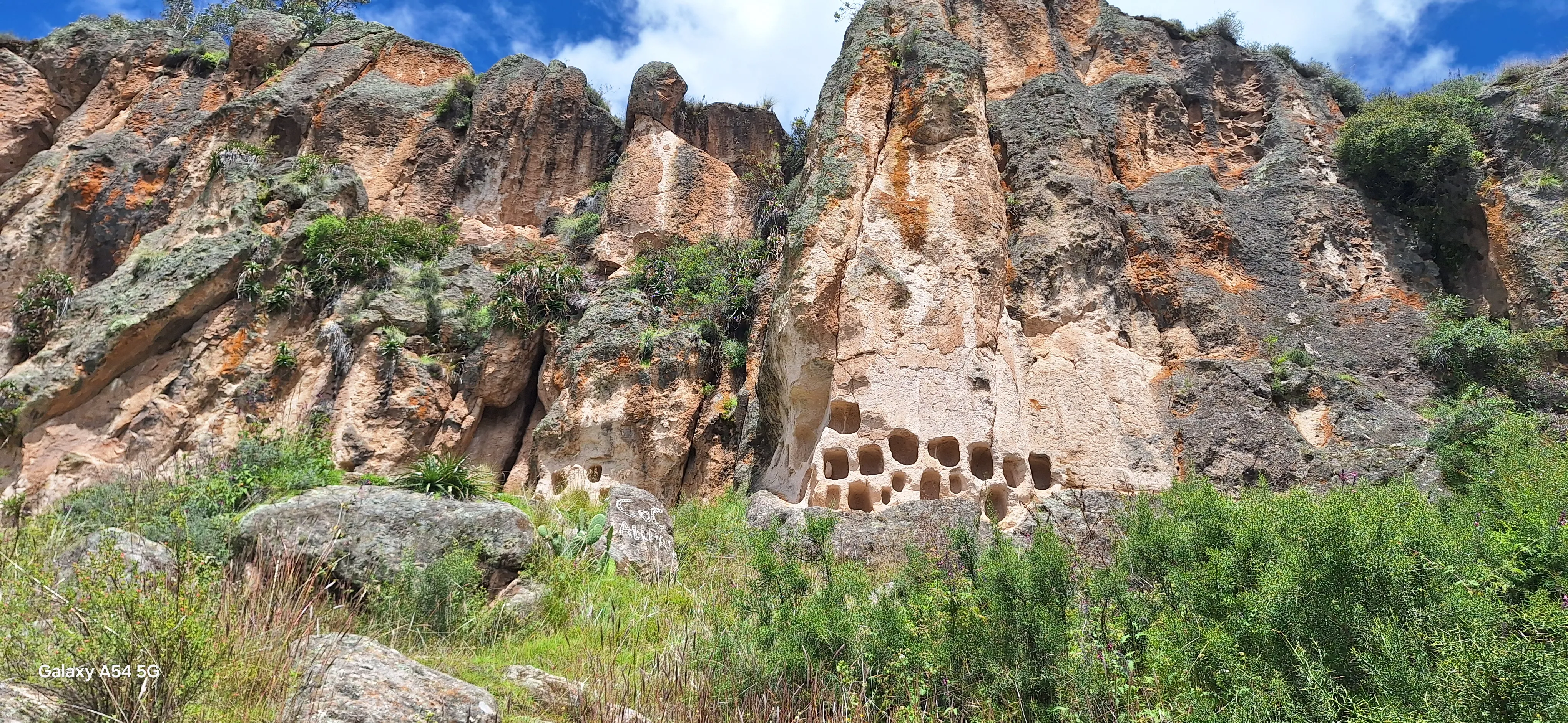 Vista del sector Hatun Rumi del Complejo Arqueológico de Allpas: recinto perimetral de 120 por 80 metros con la gran roca ceremonial en la cabecera