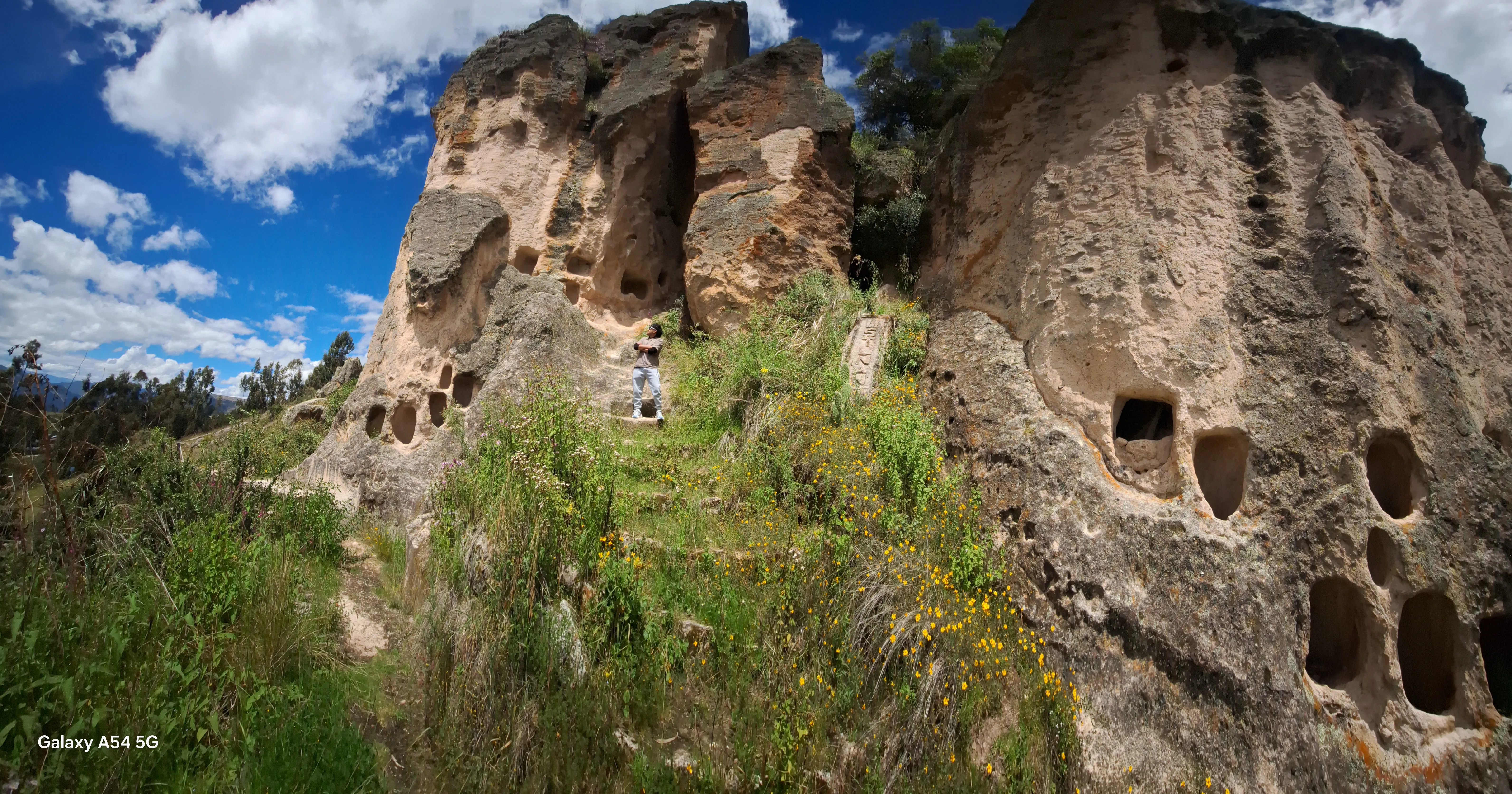 Paisaje de los cerros de Acobamba con terrenos agrícolas en terrazas y cielo andino sobre el Complejo Arqueológico de Allpas