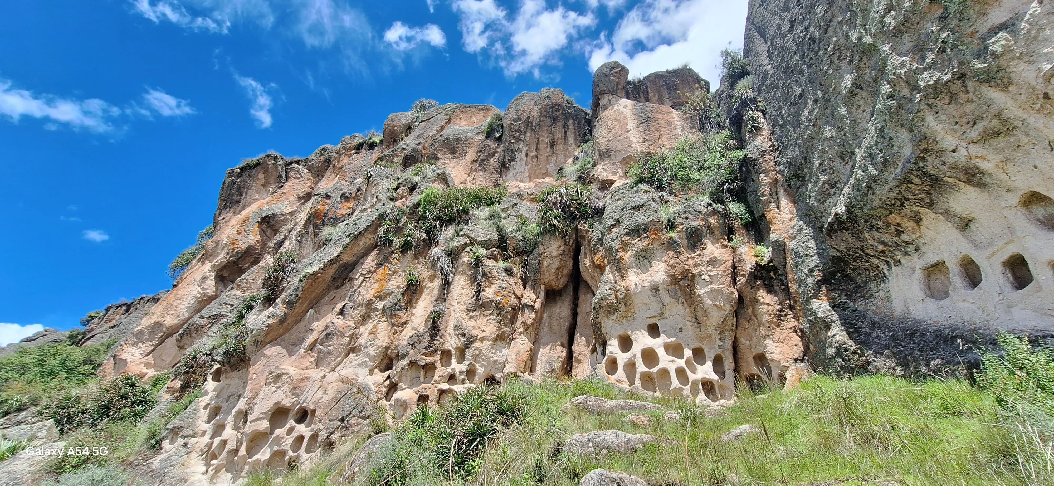 Vista panorámica del Complejo Arqueológico de Allpas con las ventanillas talladas en las laderas rocosas de Acobamba, Huancavelica