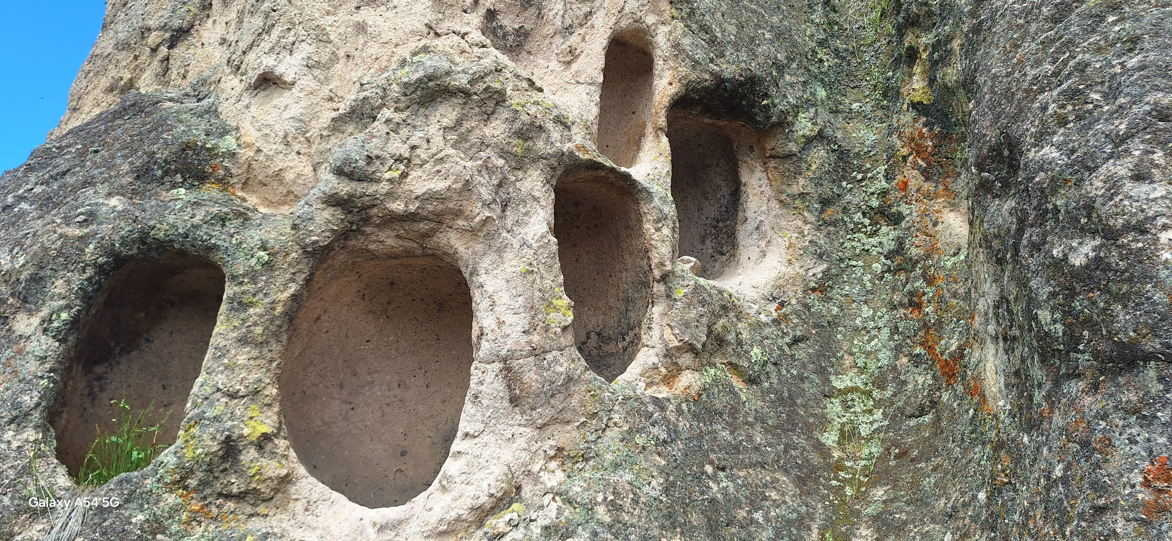 Plataformas circulares del sector Ichuwasi del Complejo Arqueológico de Allpas con evidencia de canales de irrigación labrados en la roca