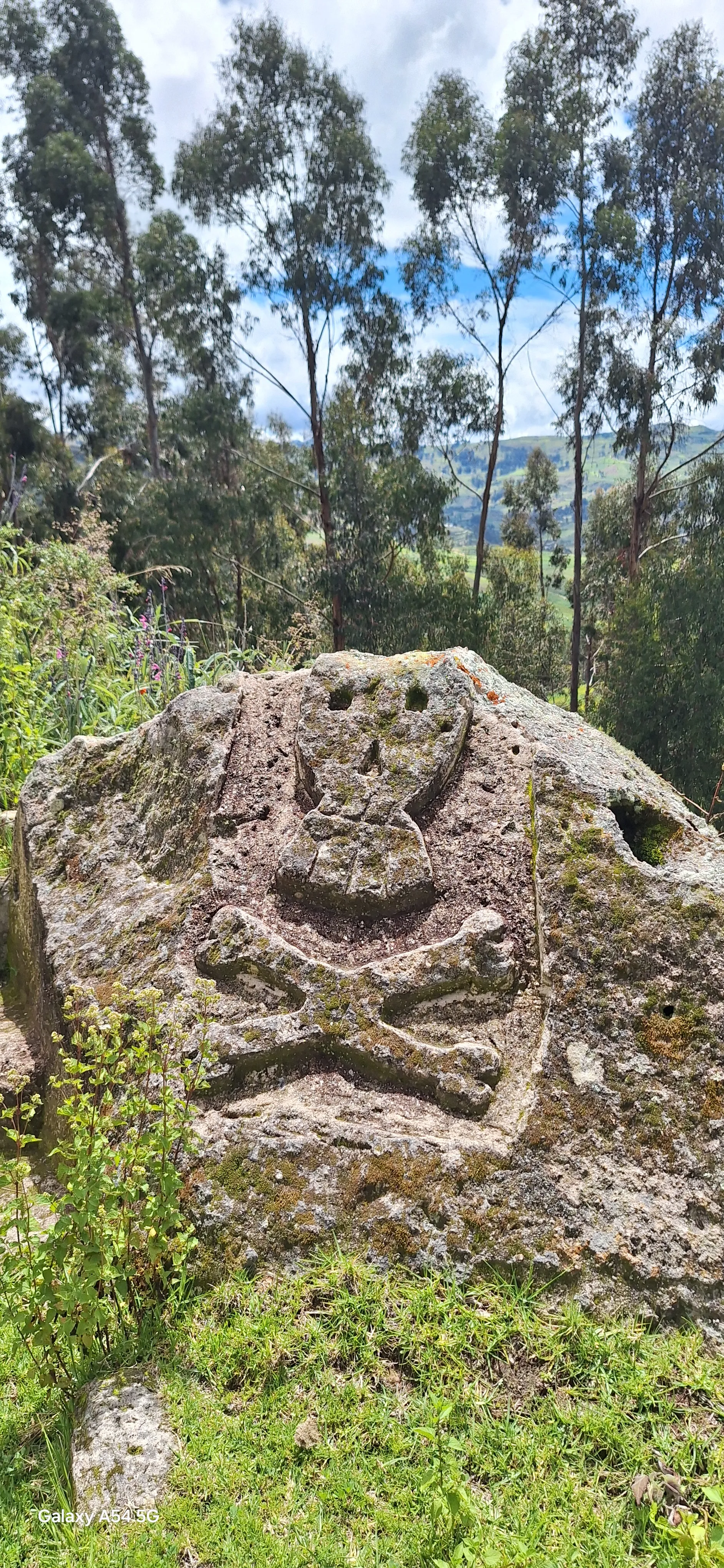 Roca ceremonial del sector Hatun Rumi con plataforma labrada, hoyos y pozo tallados en piedra, Complejo Arqueológico de Allpas