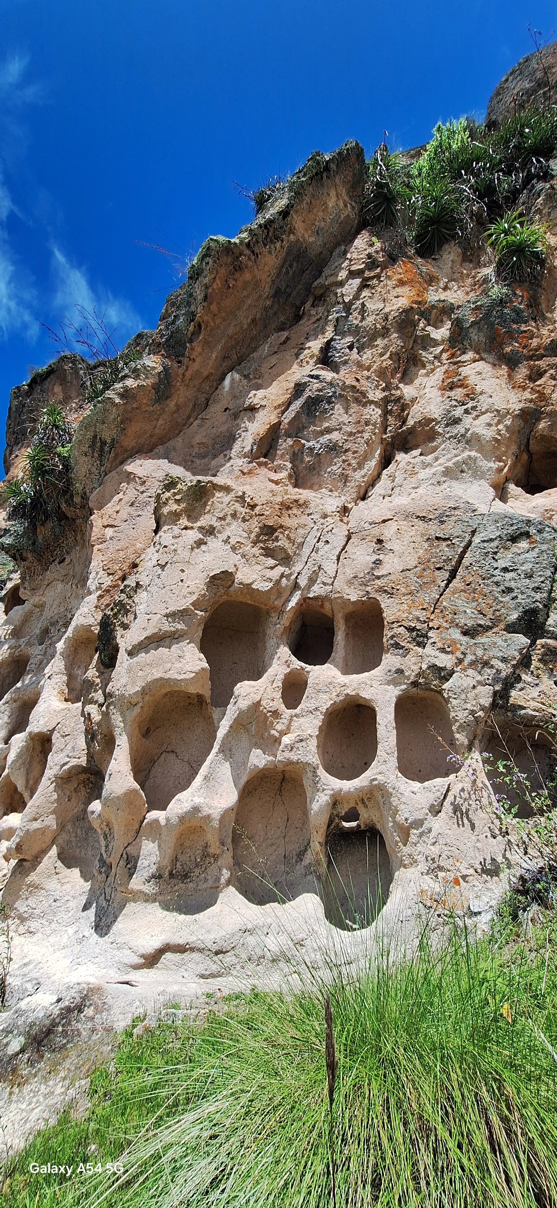 Sector Trancaqasa del Complejo Arqueológico de Allpas con recintos de planta rectangular y camino real labrado en la roca