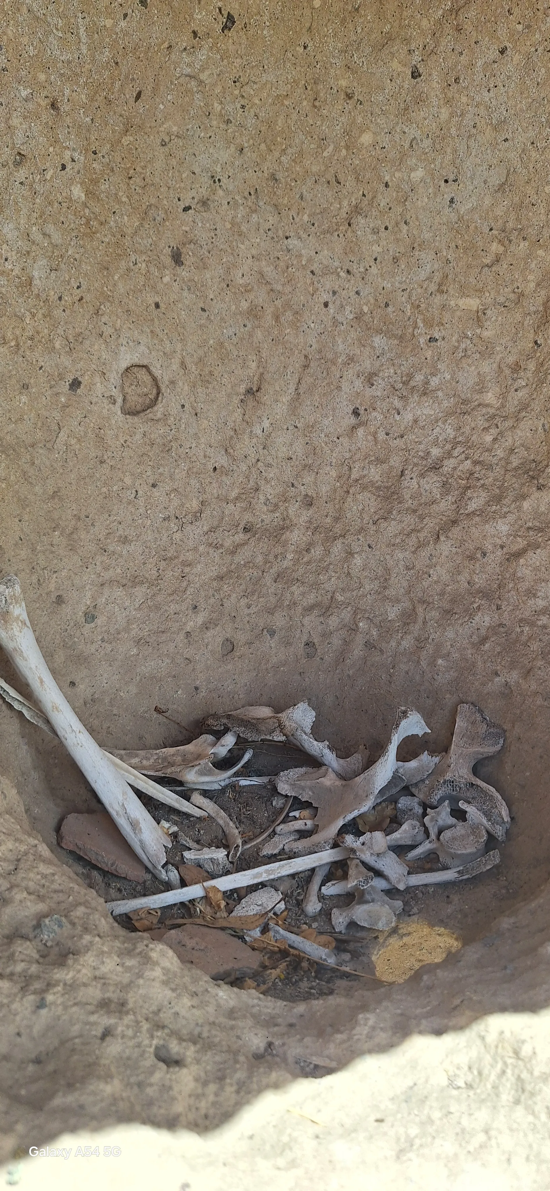 Vista general de las ventanillas del Complejo Arqueológico de Allpas: cientos de nichos funerarios tallados en tufo volcánico en las laderas de Acobamba