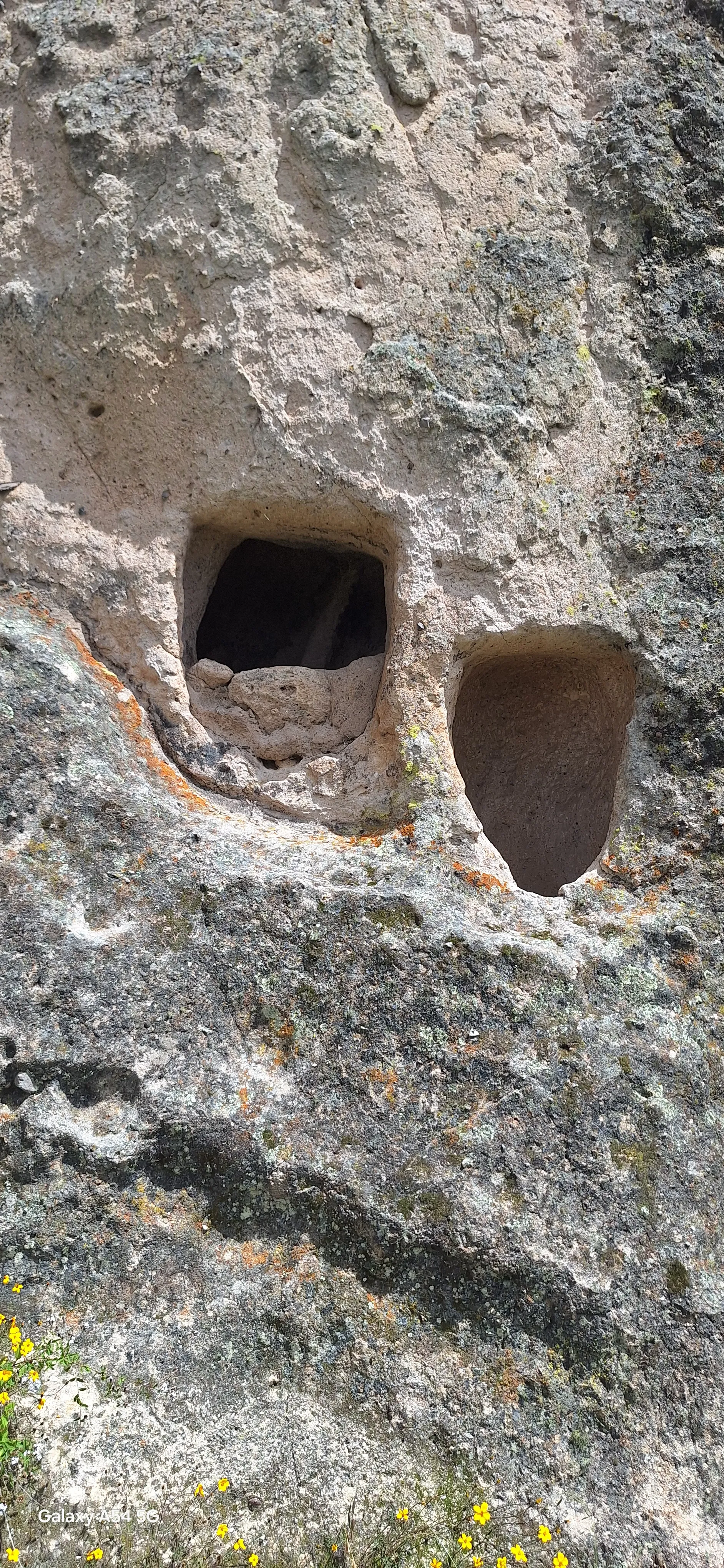 Detalle de los nichos funerarios de Allpas: tallado en tufo volcánico con técnica de percusión, distintos tamaños y profundidades