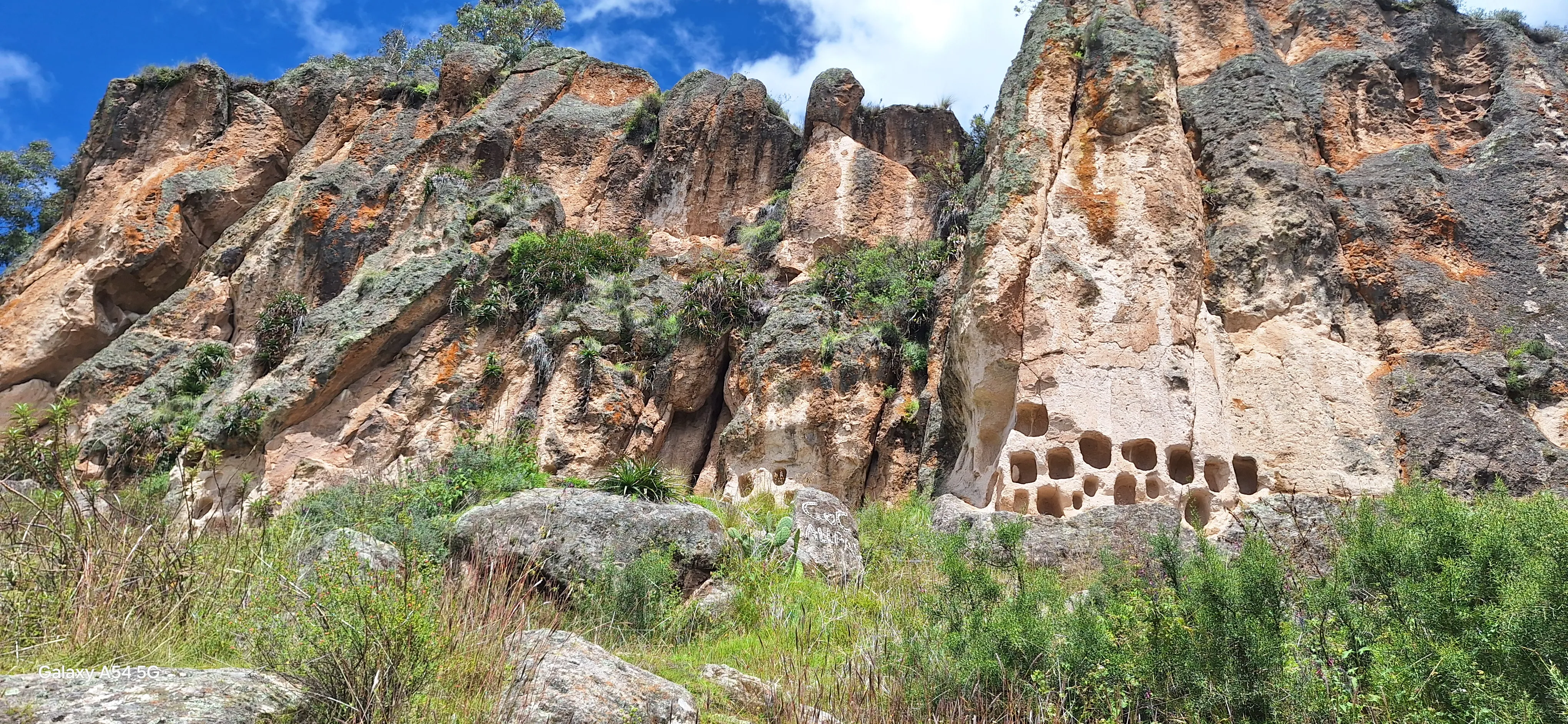Fila de ventanillas en la ladera del cerro Manchaylla, Complejo Arqueológico de Allpas, Acobamba, Huancavelica