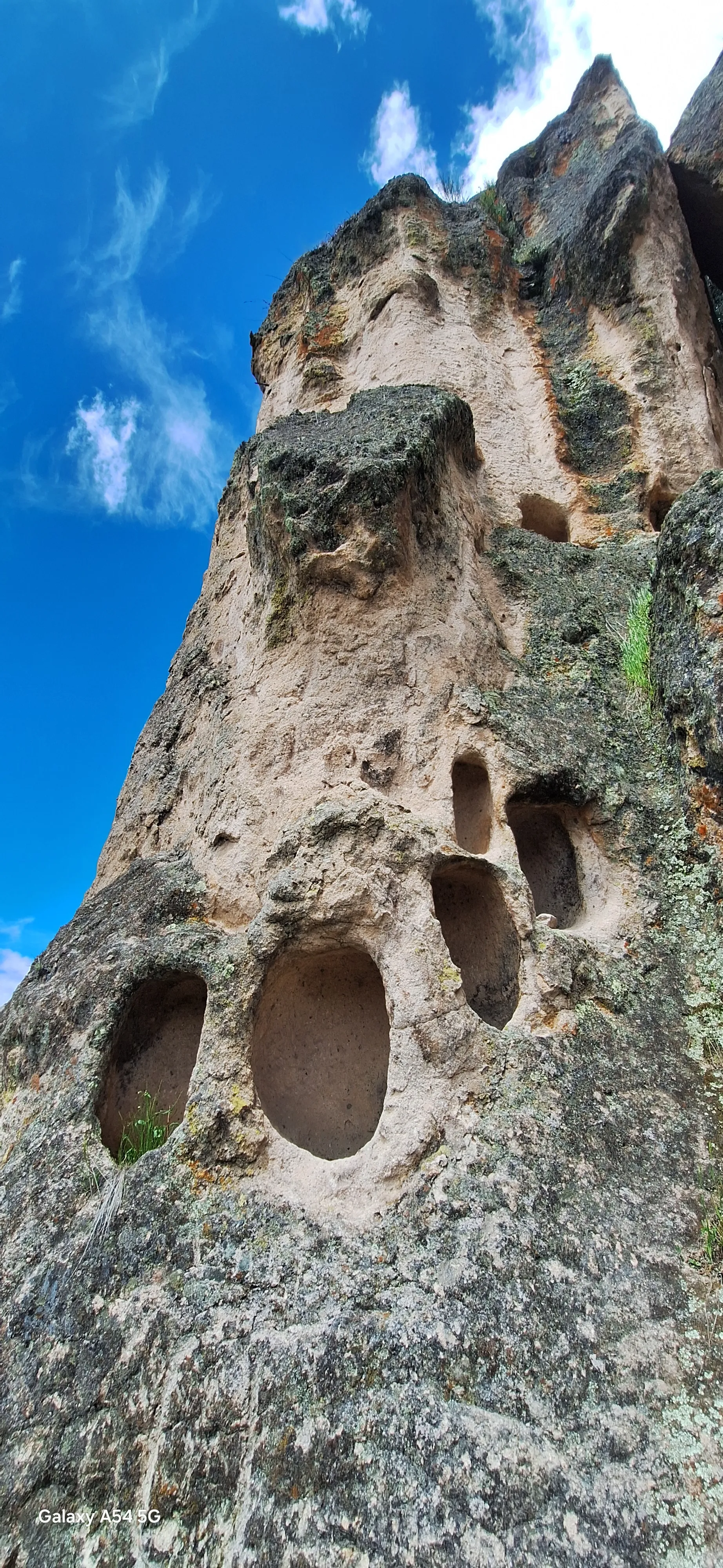 Primer plano de un nicho funerario del Complejo de Allpas con detalle del tallado en la roca volcánica
