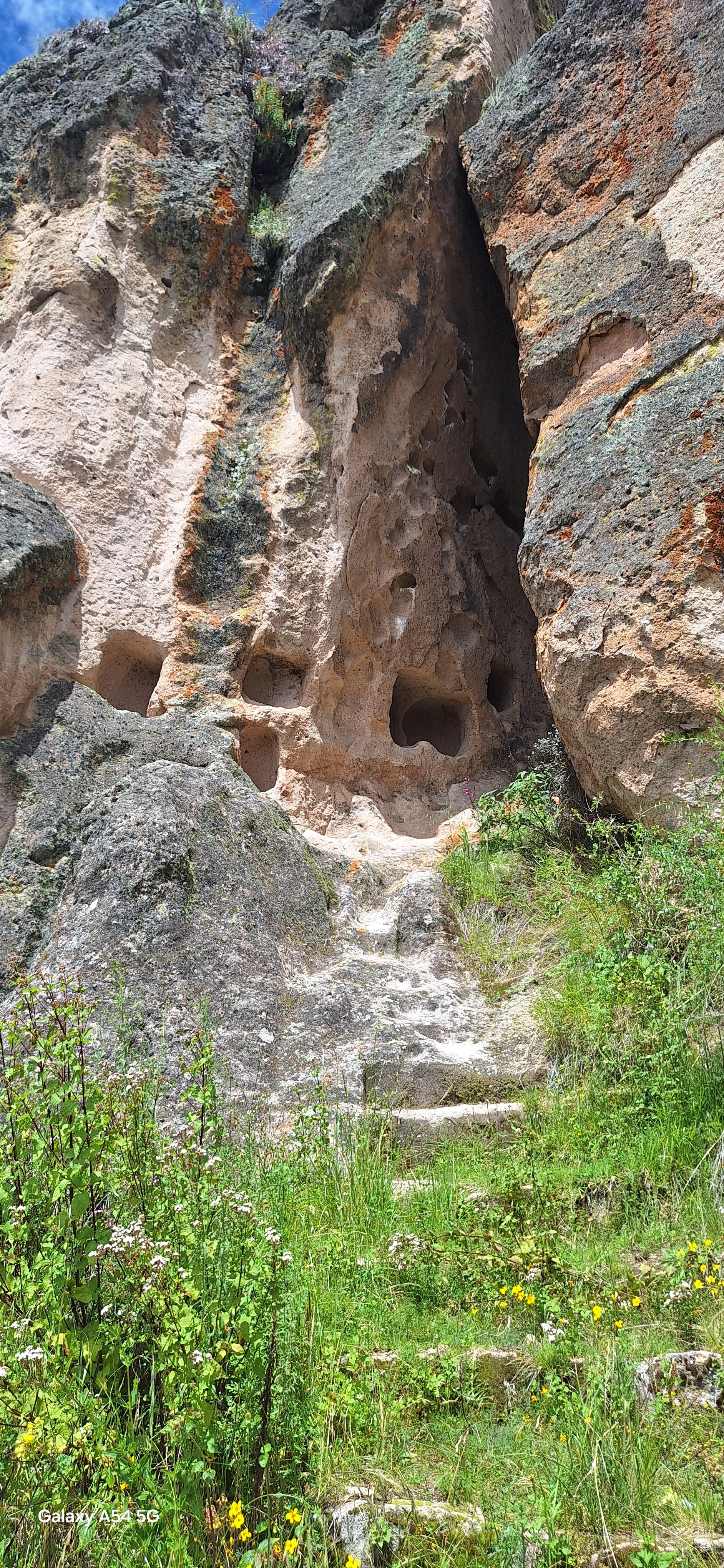Sector de viviendas circulares del Complejo Arqueológico de Allpas en la parte más alta del conjunto, con recintos de base circular construidos en roca
