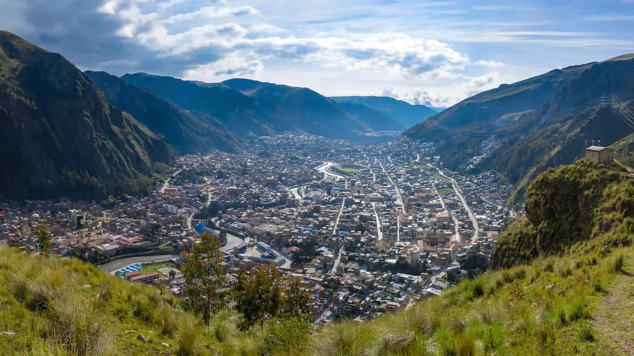 Vista panoramica de la ciudad de Huancavelica entre los Andes