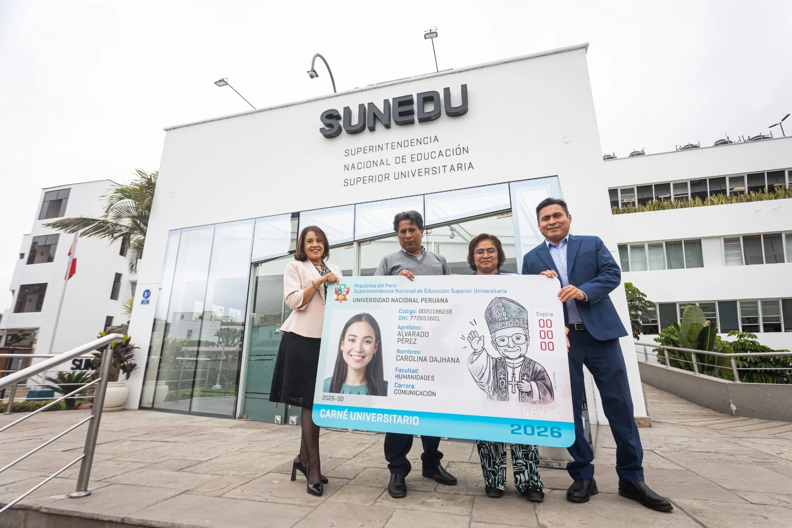 Estudiantes universitarios mostrando su carné universitario 2026 emitido por Sunedu